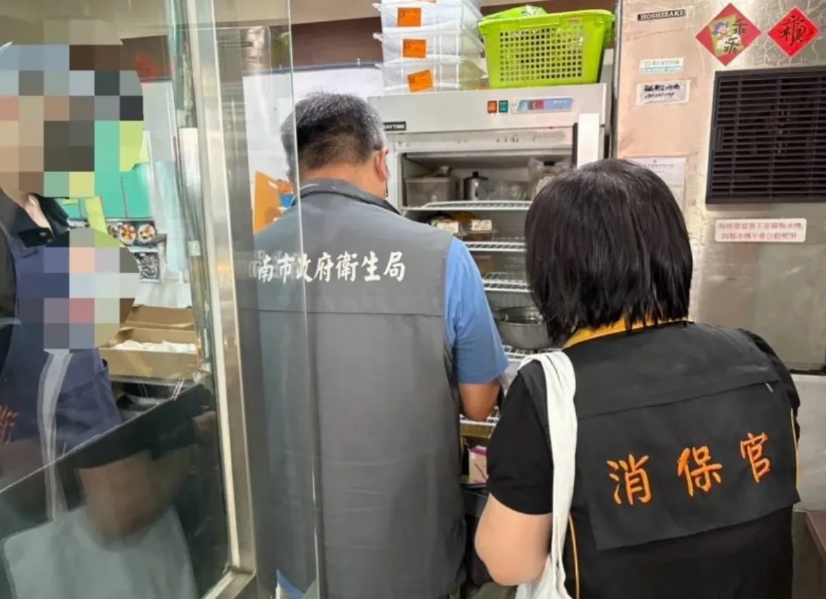 喝飲品得當心  民眾喝咖啡品牌連鎖店奶茶有鐵條